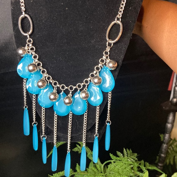Jewelry - NWT! Grab N Go beautiful detailed blue necklace w/ matching earrings.